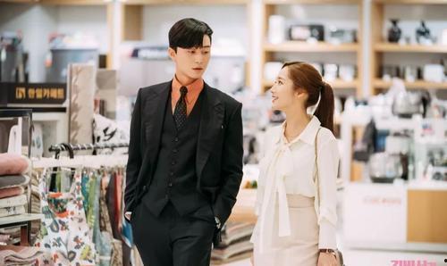 文春爆料韩国女团恋情视频,甜蜜视频引发网友热议  第2张